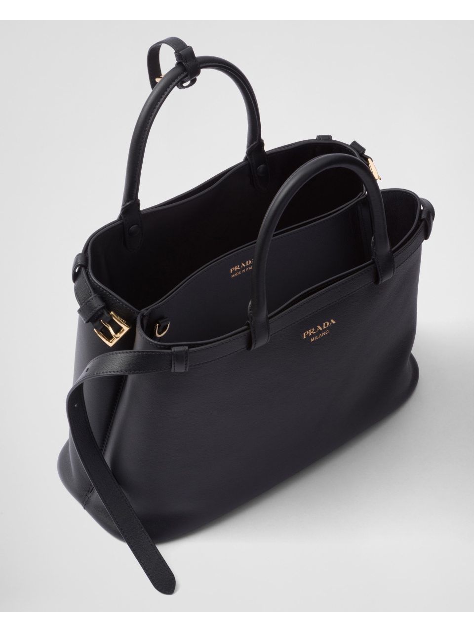 Кожаная сумочка buckle с пряжкой и двойным ремнем Prada